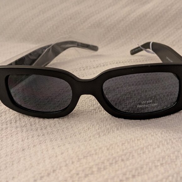 Fashion Nova Black Sunglasses - Picture 1 of 3